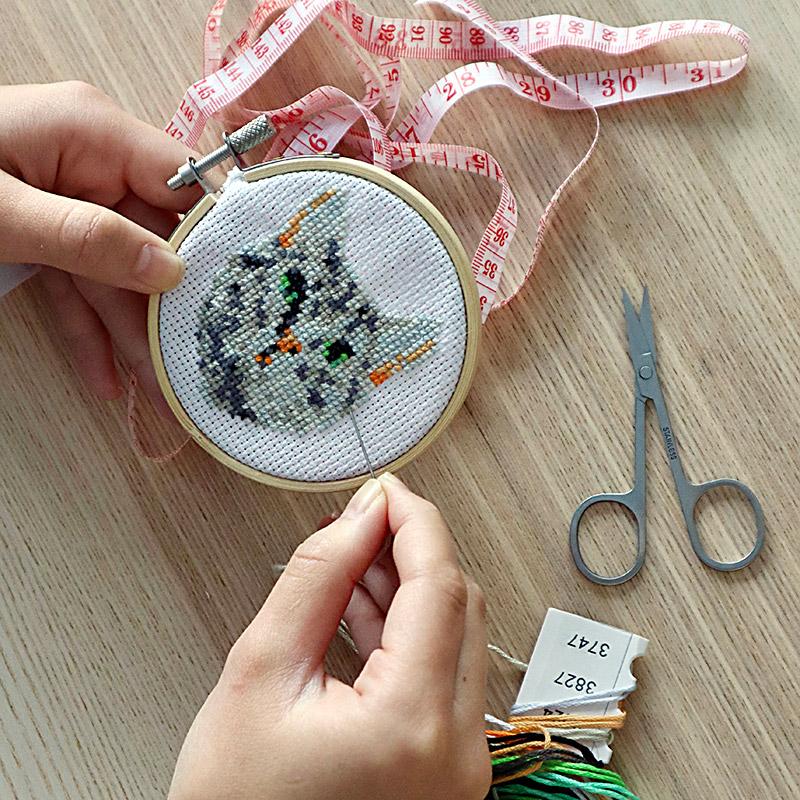 Kikkerland Mini Cross Stitch Kit Cat