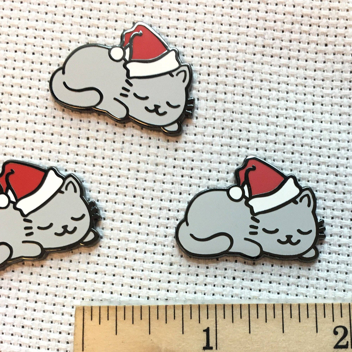 Snarky Crafter - Sleepy Christmas Kitty Magnetic Enamel Needle Minder