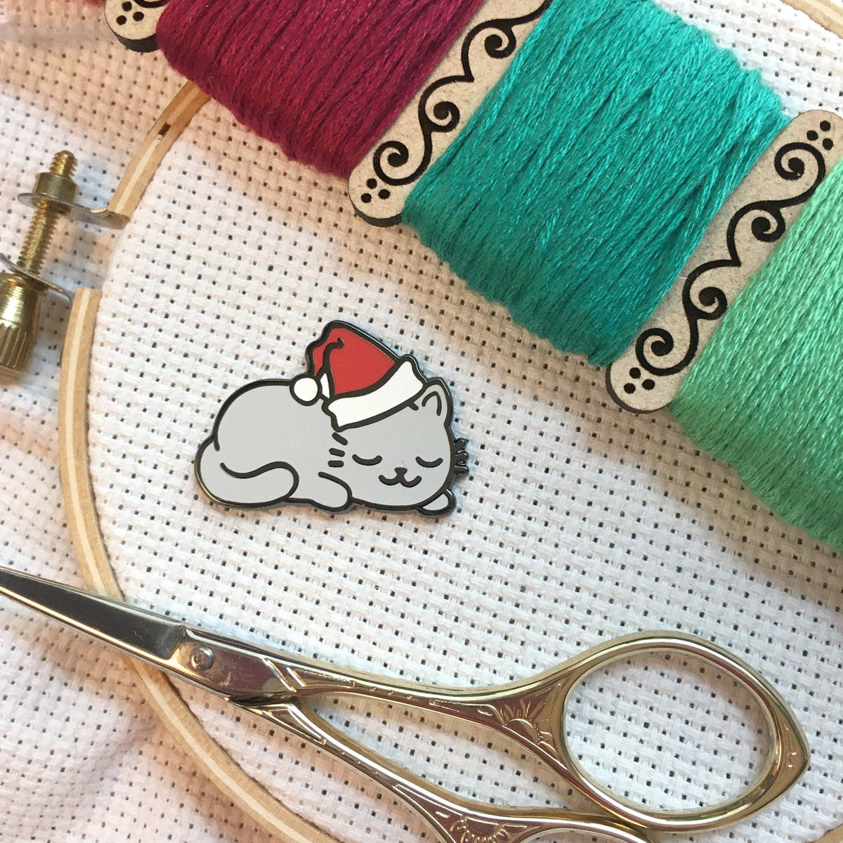 Snarky Crafter - Sleepy Christmas Kitty Magnetic Enamel Needle Minder
