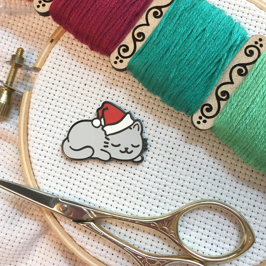 Snarky Crafter - Sleepy Christmas Kitty Magnetic Enamel Needle Minder