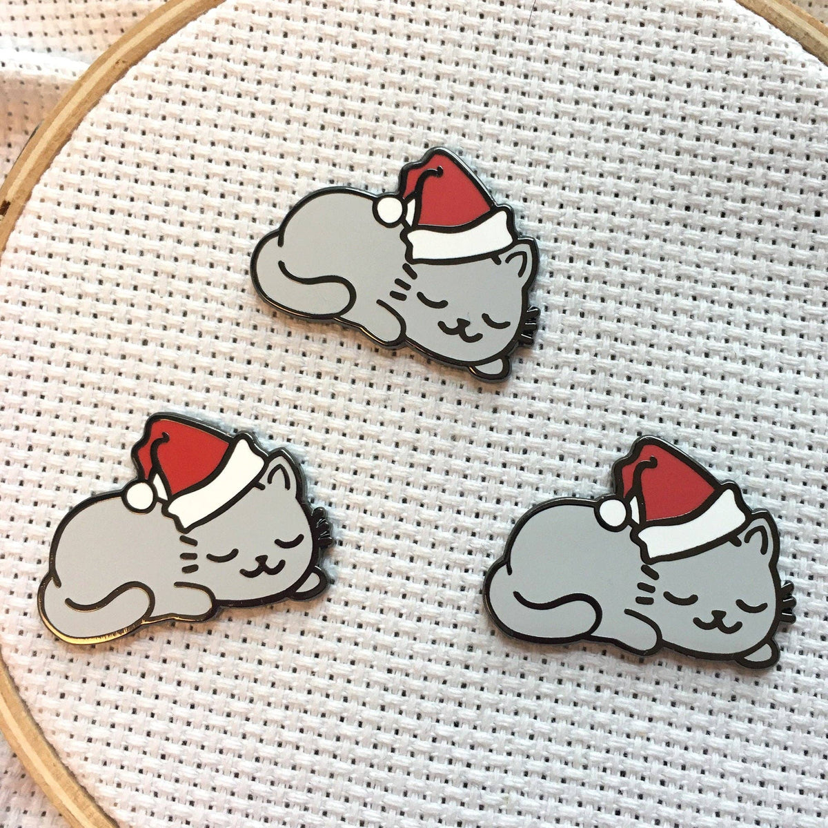 Snarky Crafter - Sleepy Christmas Kitty Magnetic Enamel Needle Minder