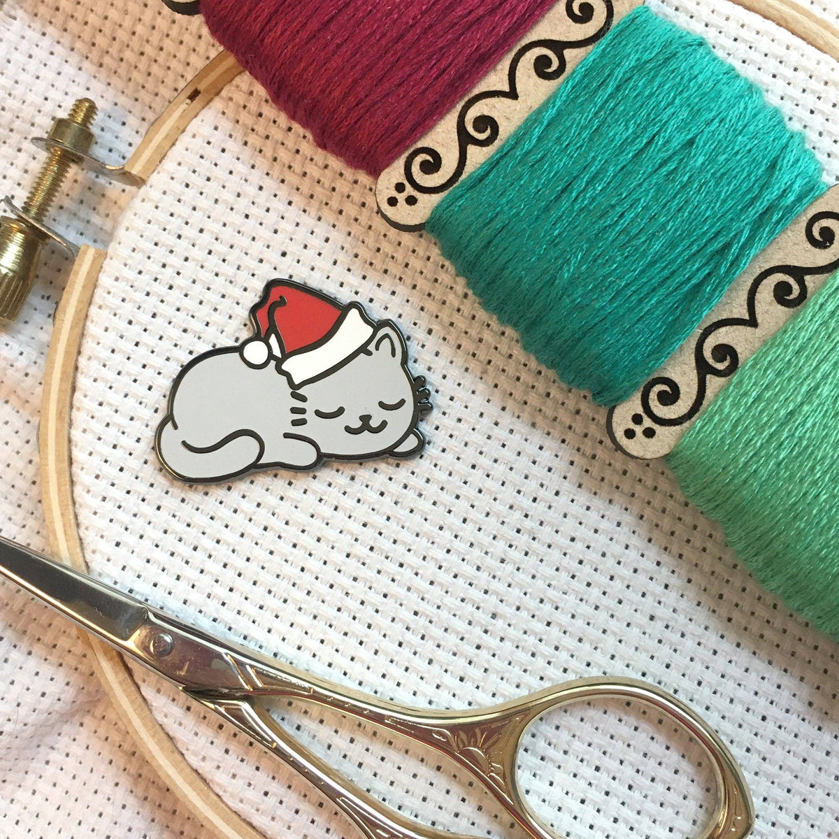 Snarky Crafter - Sleepy Christmas Kitty Magnetic Enamel Needle Minder