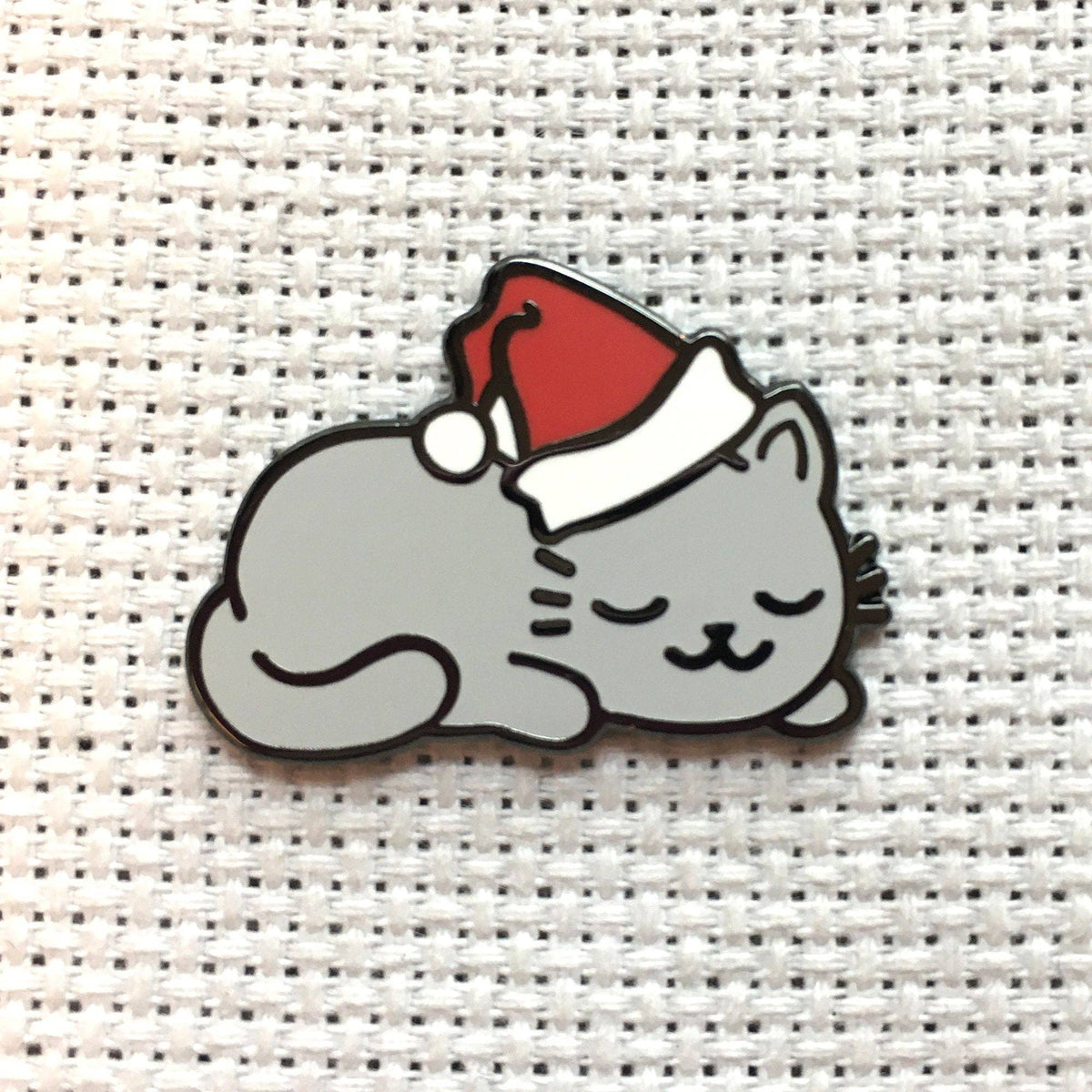 Snarky Crafter - Sleepy Christmas Kitty Magnetic Enamel Needle Minder