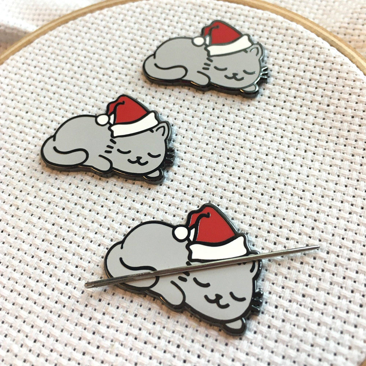 Snarky Crafter - Sleepy Christmas Kitty Magnetic Enamel Needle Minder